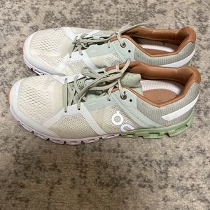 On cloud tennis shoes